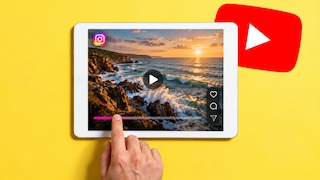 Das Bild zeigt ein weißes Tablet vor einem kräftig gelben Hintergrund. Auf dem Display läuft ein Video mit einer Küstenlandschaft bei Sonnenuntergang, darüber sind Elemente einer Instagram-Oberfläche zu sehen. Eine Hand bedient die Zeitleiste des Videos. Links oben auf dem Bildschirm befindet sich das Instagram-Logo, rechts daneben im Hintergrund ist groß das rote YouTube-Logo mit weißem Play-Symbol platziert.