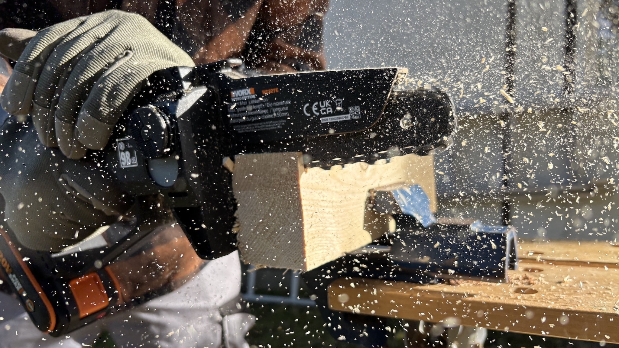 Worx WG327E im Test: Diese Mini-Kettensäge sägt am schnellsten ...