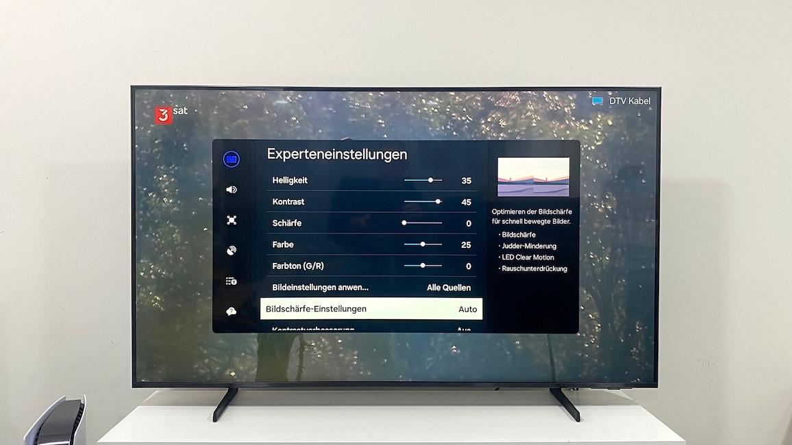 Ob der Fernseher Bewegungen glätten soll, ist Geschmacksache. Die entsprechende Funktion heißt je nach Hersteller unterschiedlich (LG TruMotion Cinema Clear, Panasonic Intelligent Frame Creation Mittel, Philips Bewegungseinstellungen Film, Sony Motionflow Automatisch). Samsung integriert das in die Bildschärfeeinstellung mit empfehlenswerter Automatik.