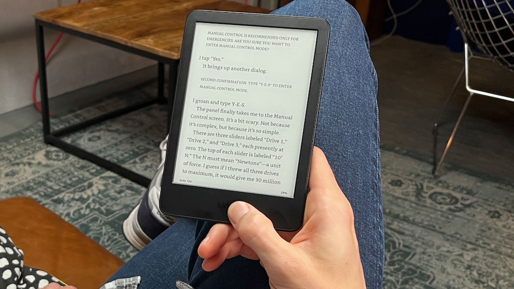 Amazon Kindle (2022) in der Hand