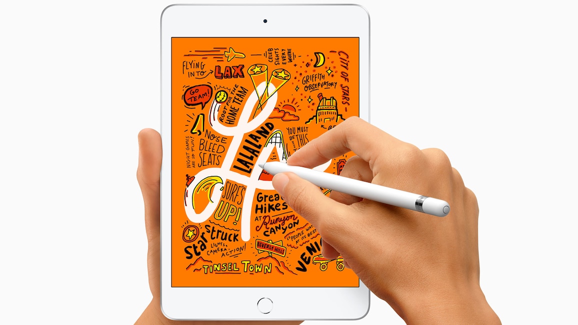 Hand schreibt mit dem Apple Pencil auf das iPad mini