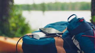 Eine Powerbank lädt ein Smartphone auf