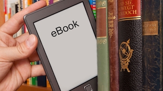 eBook-Reader in Bücherregal