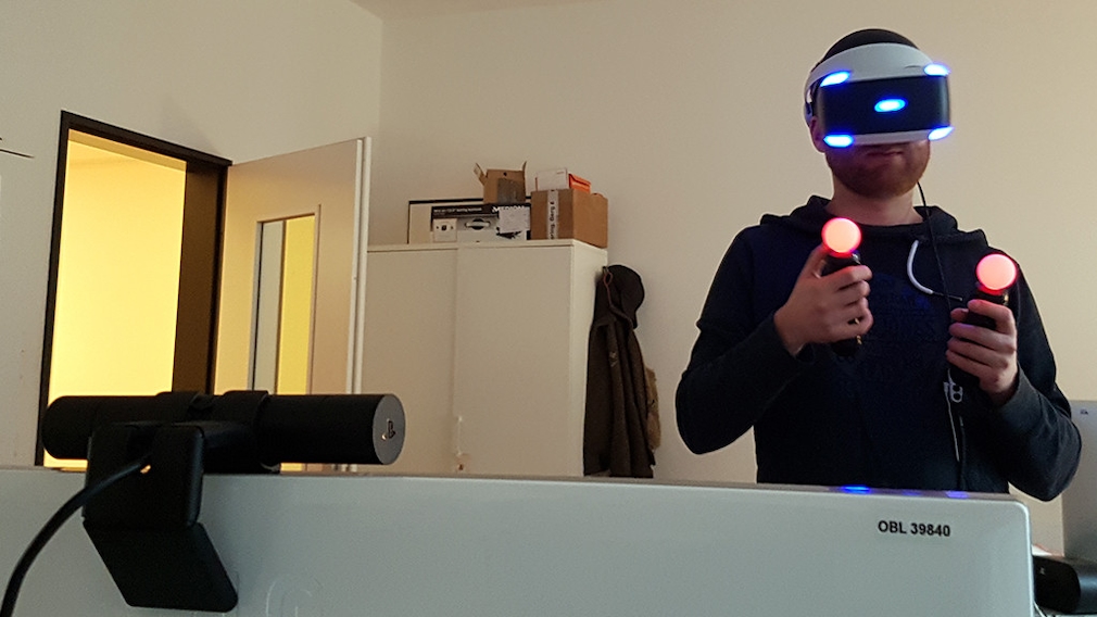 PlayStation VR: Revolution oder Elektro-Schrott? Sonys VR-Brille im Test! PlayStation Kamera (vorne links) und die Move-Controller sorgen für ein beeindruckendes VR-Gefühl. Dummerweise gehören beide nicht zum Lieferumfang, müssen extra erworben werden. 