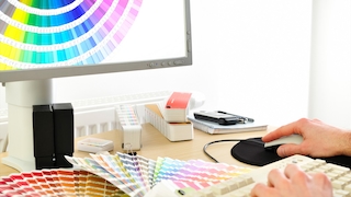 Ohne Kolorimeter: So stellen Sie Ihren PC-Monitor per Hand ein Nur ein kalibrierter PC-Bildschirm stellt Farben so dar, wie sie etwa auch auf einem Ausdruck erscheinen.