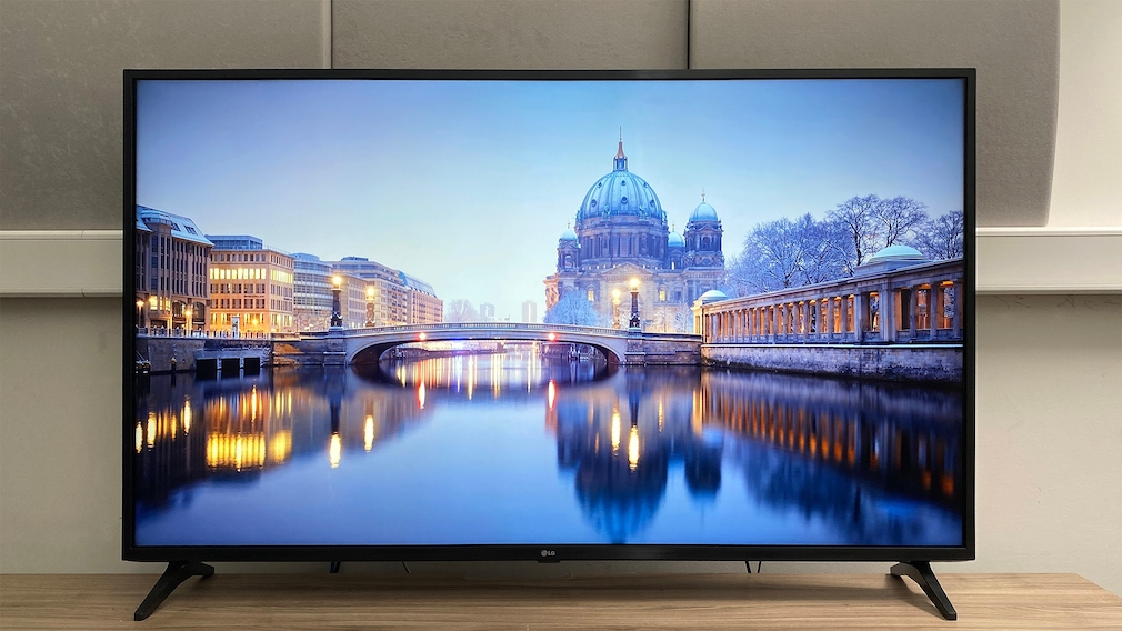 LG 55UQ75009LF im Test: Mit guten Farben, ordentlichem Ton und umfangreicher Ausstattung der beste Fernseher unter 500 Euro.