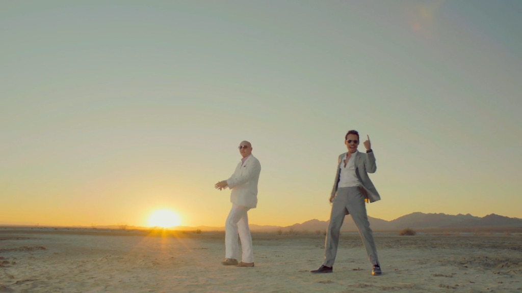 Ausschnitt aus dem Musikvideo „Rain Over Me“ von Pitbull & Marc Anthony