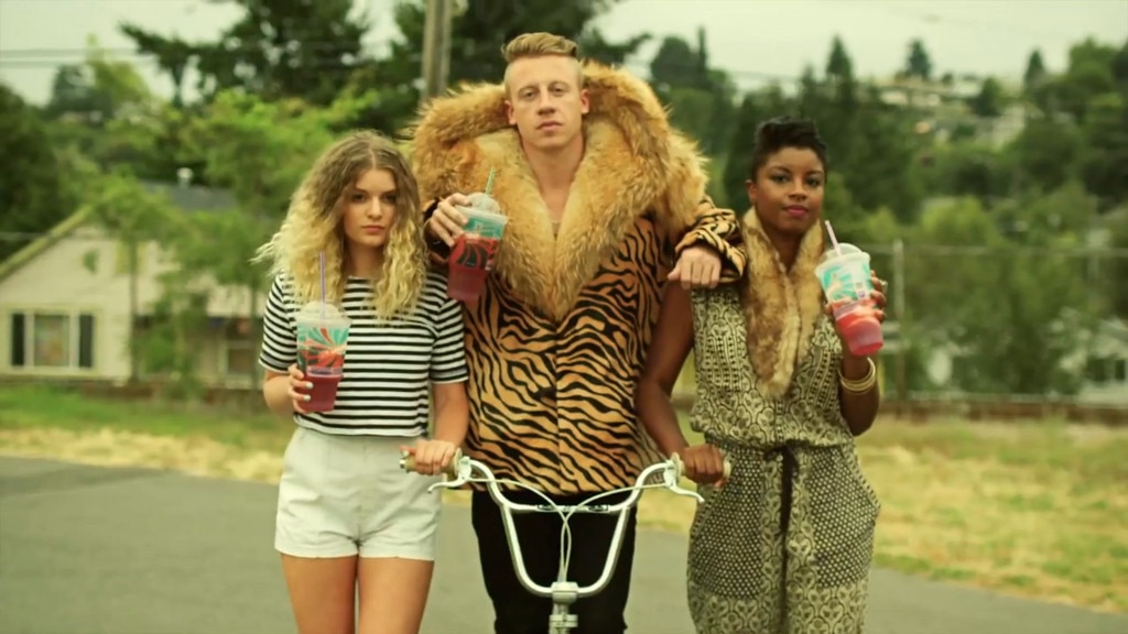 Ausschnitt aus dem Musikvideo „Thrift Shop“ von Macklemore & Ryan Lewis