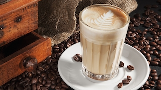 Latte macchiato und Kaffeebohnen