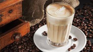 Latte macchiato und Kaffeebohnen © ram69 - Fotolia.com