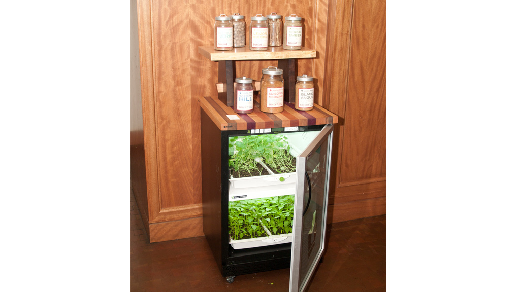 Urban Cultivator Residential: Mini-Gewächshaus für die Küche - COMPUTER