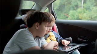 Familienurlaub: Gadgets für eine entspannte Autofahrt