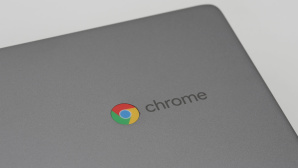Chrome-Logo auf dem Deckel des Lenovo Chromebook C340 in der Nahaufnahme. © COMPUTER BILD