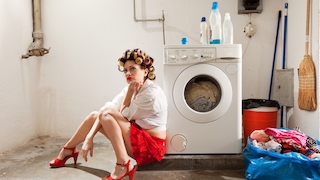 Hausfrau an Waschmaschine