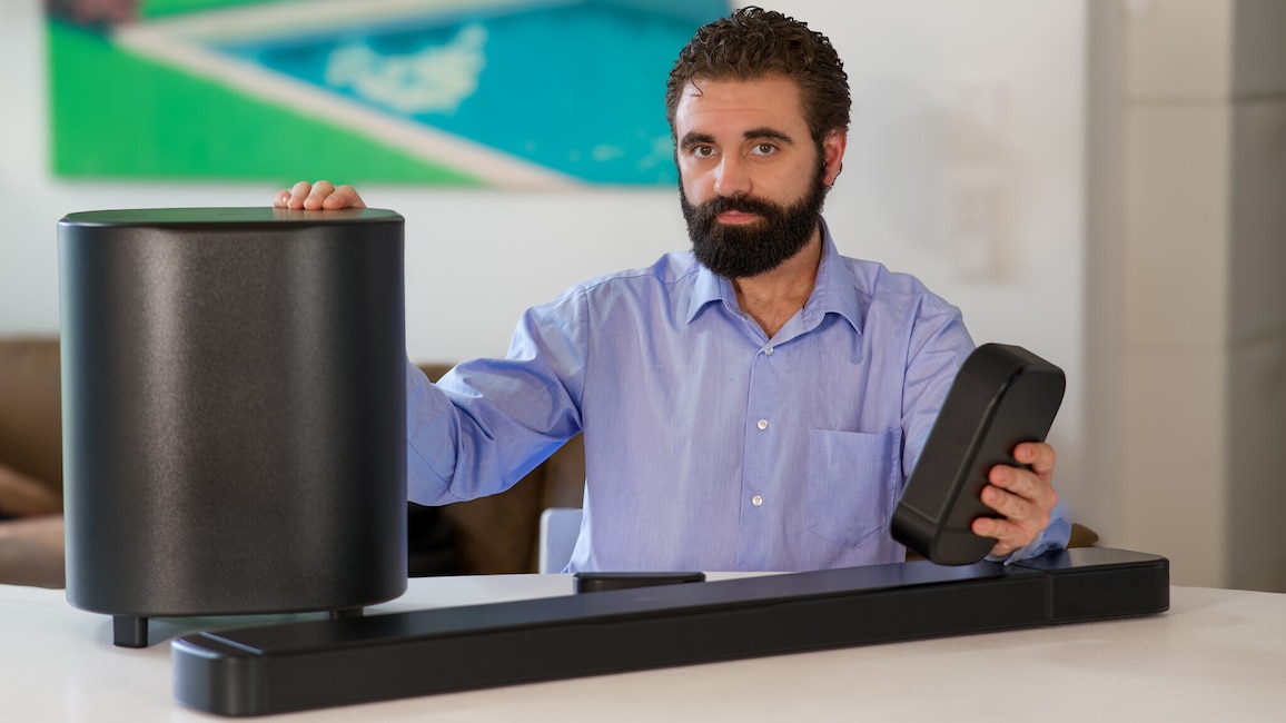 Auch die JBL Bar 800MK2 schafft die Transformation von Soundbar zu Surround-System: Im Bild ist ein Teil der Soundbar als Raumklang-Box abgekoppelt.
