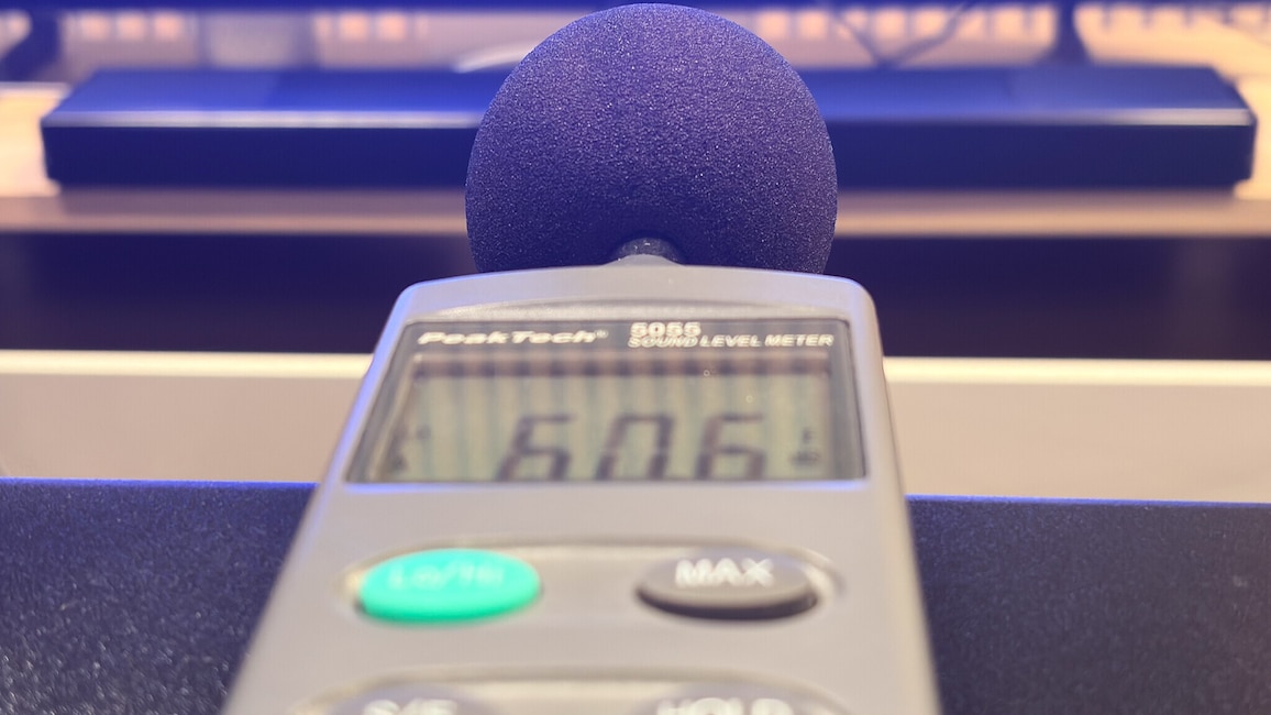 Die Lautstärke einer Soundbar messen wir in speziellen Testräumen. Zum Einsatz kommt dabei ein Schallpegel-Messgerät (siehe Bild), die Messergebnisse in Dezibel (dB) gehen in die Soundbar-Bewertung ein.