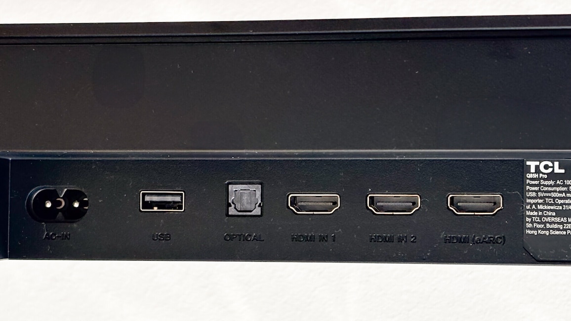 Gut bestückt: Die Anschlussleiste der TCL Q85H Pro muss sich vor doppelt so teuren Flaggschiff-Serien großer Hersteller nicht verstecken.