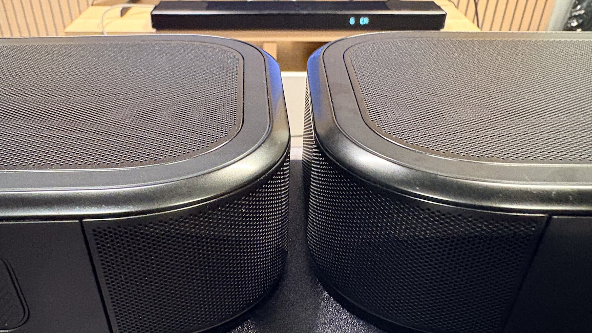 Hier gut zu sehen auf den Satellitenboxen der JBL Bar 1000MK2: Die aufwärts zeigenden Lautsprecheröffnungen für 3D-Klang mit Dolvy Atmos und DTS:X