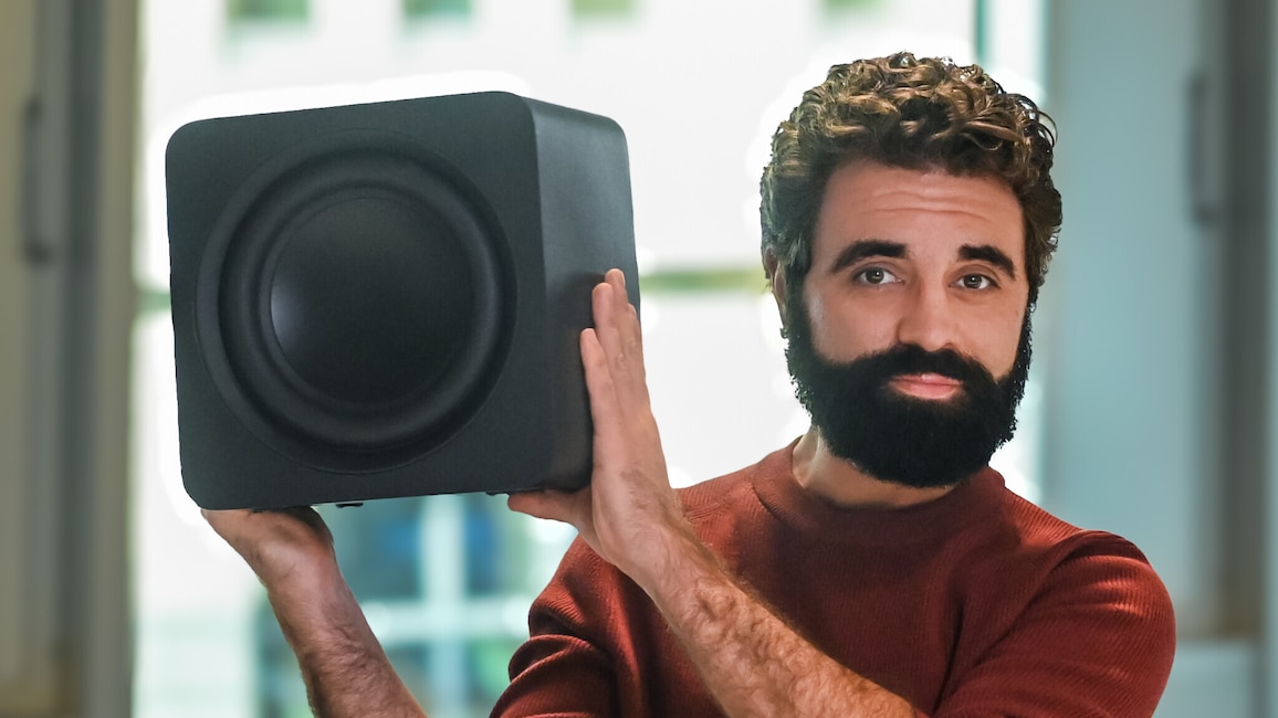 Subwoofer müssen nicht riesig sein. Die Samsung QS710GF bewies im Test, dass Mut zu weniger Subwoofer-Masse sich auszahlt: Eine starke Soundbar mit kleinem Subwoofer ist das neue Geheimrezept!