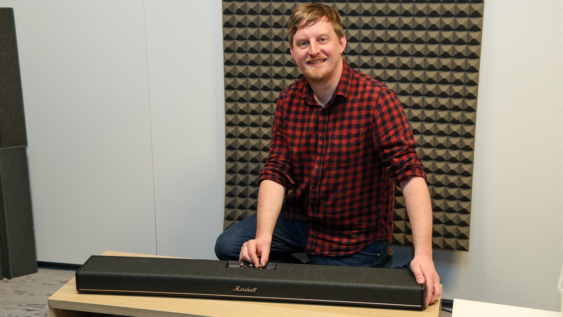 Wie sich die Soundbar in der Praxis schlägt, prüft COMPUTERBILD-Redakteur Robert Ladenthin hier im Heimkino-Testraum.