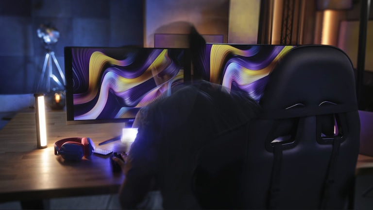 Ein Gamer spielt einen Ego-Shooter