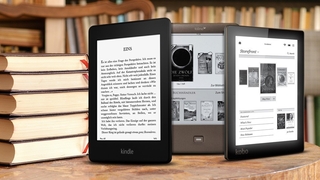 eBook-Reader vor Bücherstapel