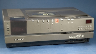 Vor genau 43 Jahren stellte Sony seinen ersten Betamax-Recorder auf der Elektronikmesse CES vor. 