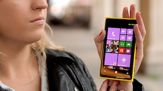 Frau hält Lumia-Smartphone in der Hand