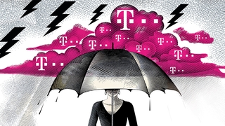 Frau mit Regenschirm unter Telekom-Wolke