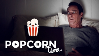 Mann mit Notebook schaut Popcorn Time