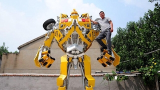 So muss ein Transformer aussehen: Fünf Meter hoch ist der selbstgebaute Bumblebee.