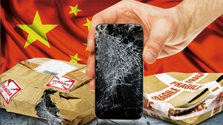 Handy mit gerissenem Display vor China-Flagge