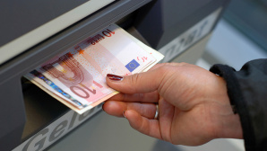 Hand zieht Geld aus Geldautomaten © COMPUTER BILD, ©istock.com/Dirk Freder
