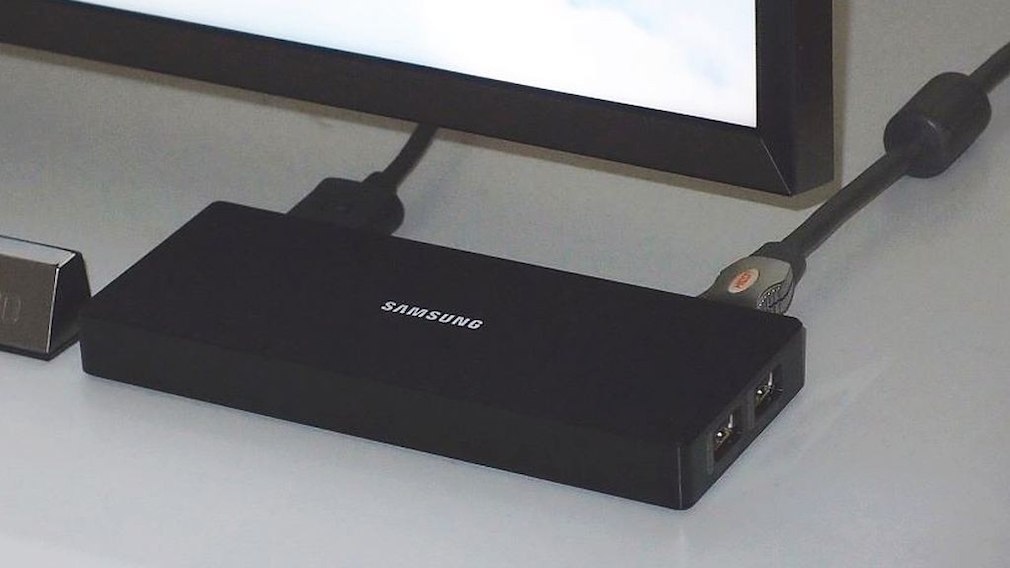 Mit Ultra-HD und HDR: Samsungs TV-Modellreihen KS8090, KS9090 und KS9590 HDMI-, USB- und Antennenanschlüsse lagerte Samsung an die separate Anschlussbox aus, zum Fernseher führt nur ein Kabel. 