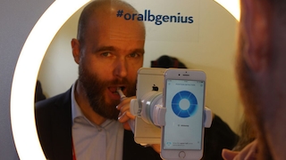 Bitte lächeln: Oral-B zeigt neue Bluetooth-Zahnbürste Genius Chefredakteur Axel Telzerow hat die Chance auf dem Mobile World Congress genutzt und ist zum großen Zähneputzen angetreten. 
