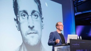 Edward Snowden genervt © re:publica
