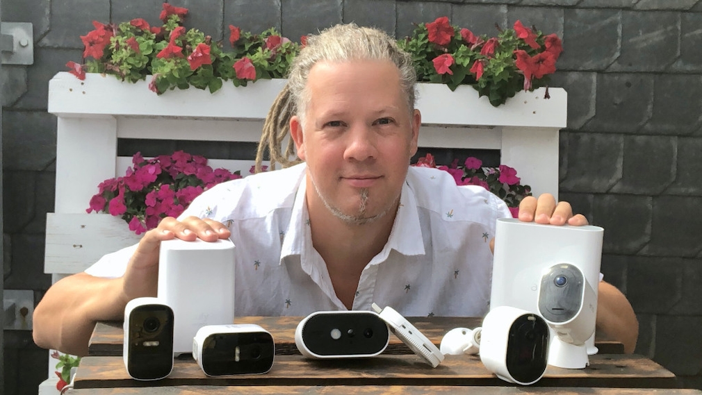 WLAN-Überwachungskameras im Test: Wer filmt am zuverlässigsten? Einige der getesteten Überwachungskameras lassen sich nicht nur drinnen nutzen. Sie wachen im Outdoor-Einsatz auch über Garten Balkon oder Terrasse.