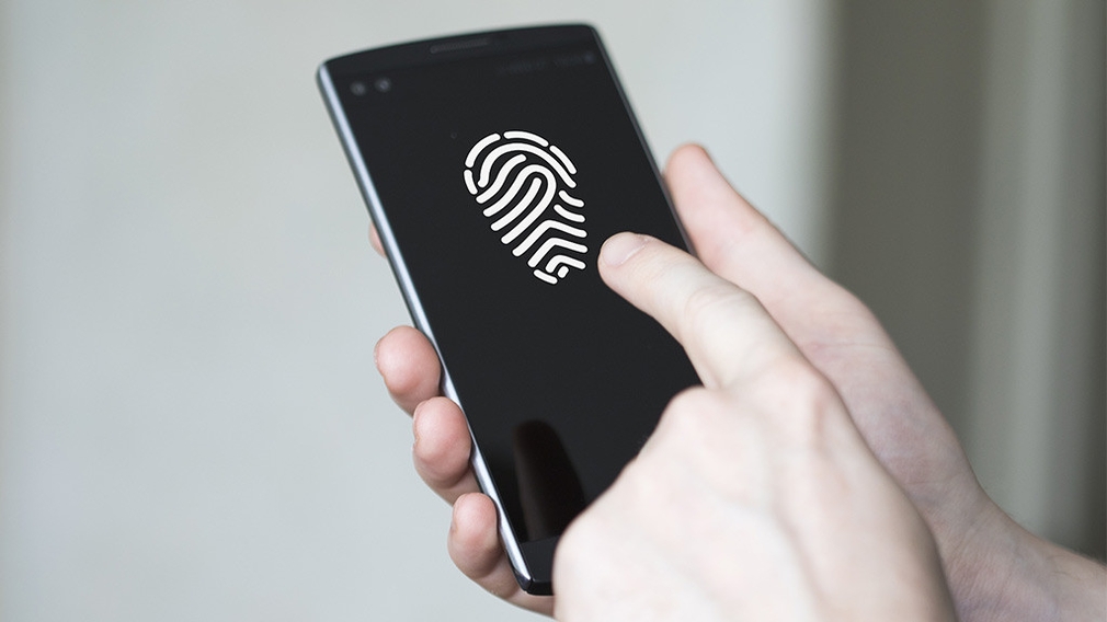 Handy-Bildschirm mit Fingerabdruck