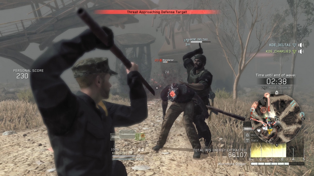 Metal Gear Survive angespielt: Kampf ums Überleben! Im Multiplayer-Modus lenkt ein Spieler diesen Wanderer ab, während der andere ihn von hinten mit dem Messer überrascht. 
