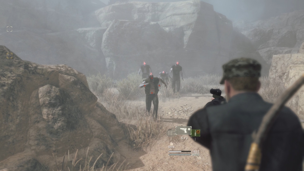 Metal Gear Survive angespielt: Kampf ums Überleben! Schusswaffen wie diese Pistole erweisen sich als extrem wertvoll. Denn Bauteile und Munition sind in „Metal Gear Survive“ enorm selten. 