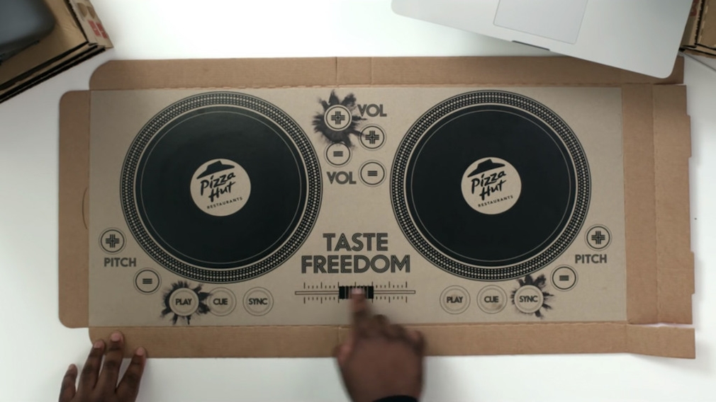 Dieser Pizza-Karton wird zum DJ-Pult Zwei Plattenspieler und ein Mischpult stehen dem Pizza-Liebhaber zur Verfügung. 