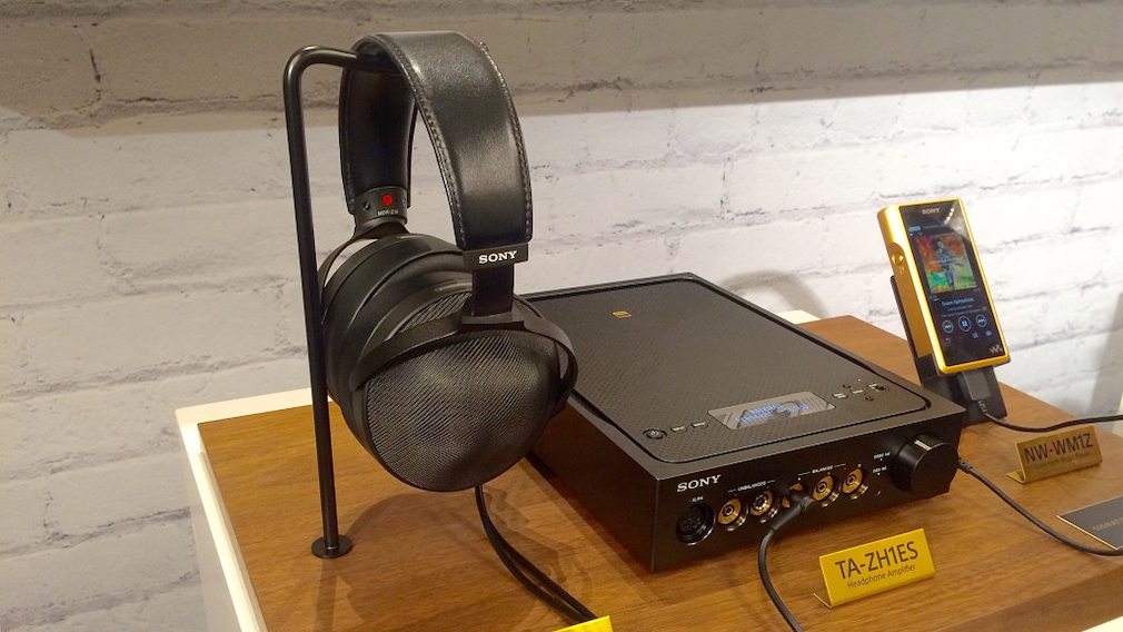Neuer Edel-Kopfhörer Sony MDR-ZR1 Als adäquate Spielpartner für den Kopfhörer MDR-ZR1 bietet Sony den Verstärker TA-ZH1ES und den Walkman NW-WM1Z an. 