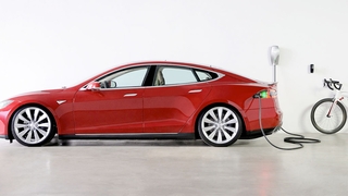 Tesla Model S an Ladestation