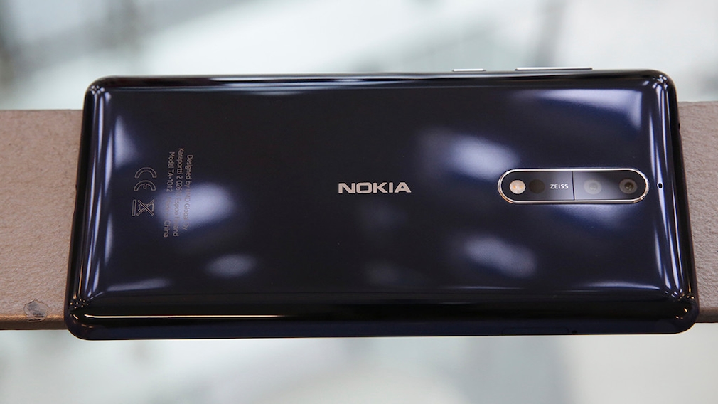 Nokia 8 im Labor-Test: Heck aus eloxiertem Aluminium