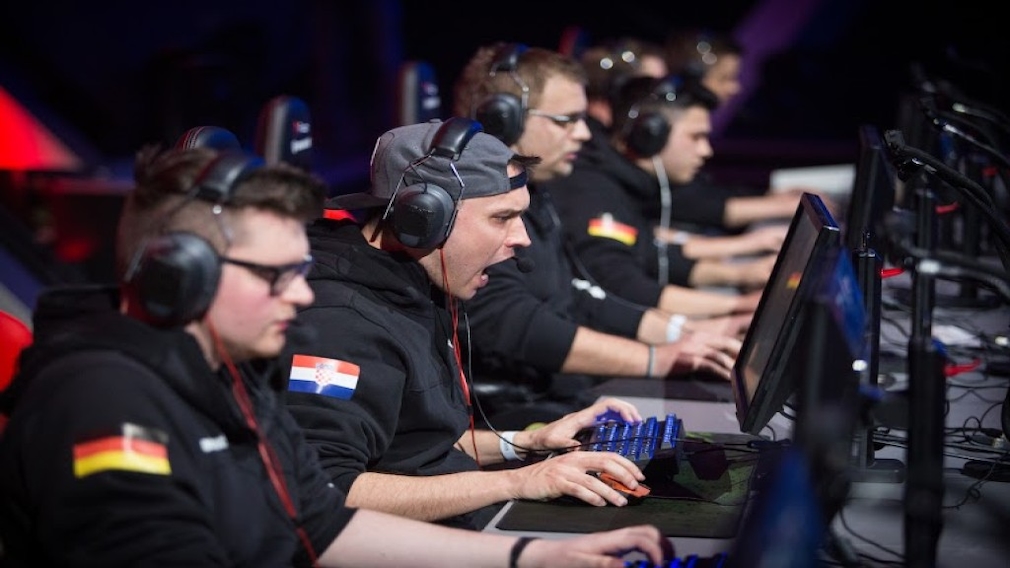 киберспортсмен радуется победе на турнире World of Tanks