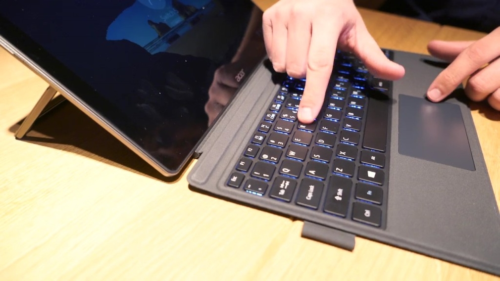 Acer Switch 3 und 5 im First Look: Was können die Surface-Konkurrenten? Beim Switch 5 kommt bessere Technik zum Einsatz – und eine Tastatur mit Hintergrundbeleuchtung. 