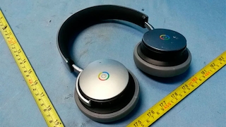 Drahtloser Kopfhörer mit Google-Logo.