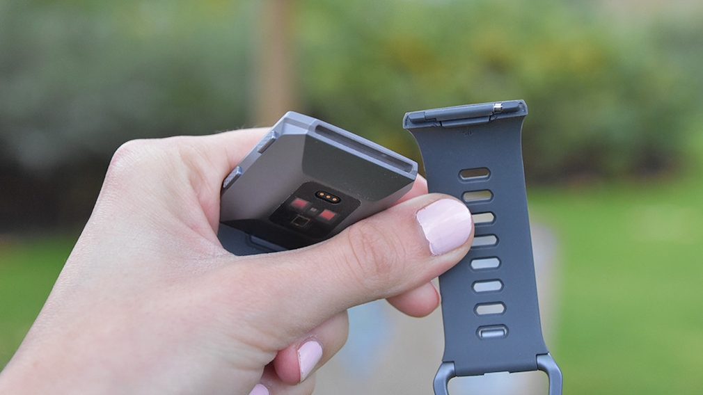 Fitbit Ionic: Praxis-Test der Fitbit-Smartwatch Das Armband ist leicht wechselbar. 