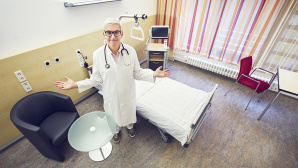 Chefarzt steht im Einzelzimmer © upixa - fotolia.com