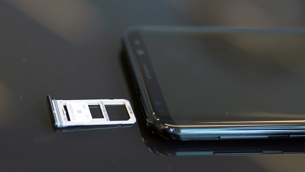 Samsung Galaxy S8 Plus Duos im Test: Die Nummer 1 noch besser! Der einzige Unterschied: das SIM-Fach kann nun auch eine zweite SIM-Karte beherbergen. 